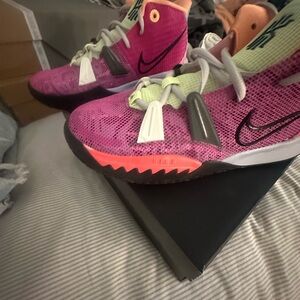 Nike Kyrie 7 GS in Fuchsia and Black